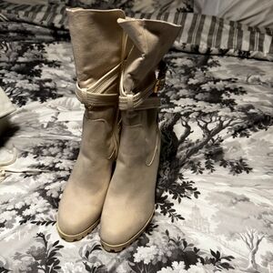 Elegant Beige Women's Boots